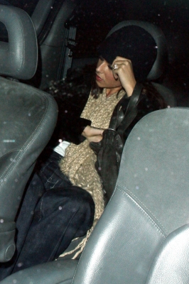 Girls_Aloud_-_arriving_at_BBC_studios_London_23-11-2007_7.jpg
