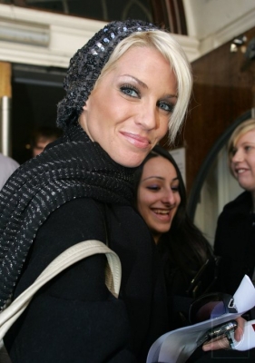 Girls_Aloud_leaving_the_BBC_studios_in_Maida_Vale_23_11_07_283229.jpg