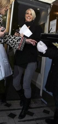 Girls_Aloud_leaving_the_BBC_studios_in_Maida_Vale_23_11_07_284429.jpg