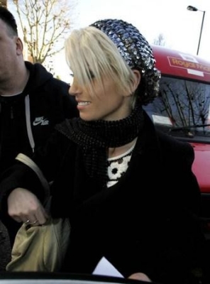 Girls_Aloud_leaving_the_BBC_studios_in_Maida_Vale_23_11_07_284529.jpg