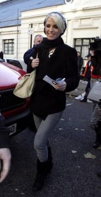 Girls_Aloud_leaving_the_BBC_studios_in_Maida_Vale_23_11_07_284629.jpg