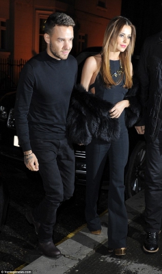 Cheryl_and_Liam_Arriving_a_restaurant_Salmontini_in_London_09_03_16_287729.jpg