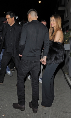 Cheryl_and_Liam_Leaving_a_restaurant_in_London_09_03_16_2823329.jpg