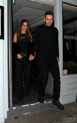 Cheryl_and_Liam_Leaving_a_restaurant_in_London_09_03_16_283329.JPG