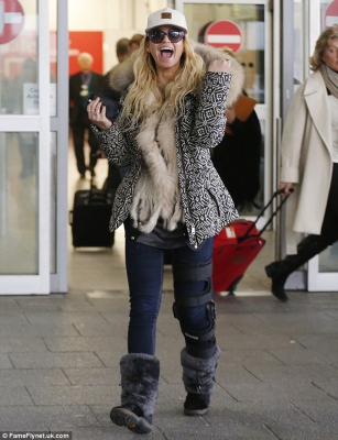 Sarah_Harding_arrived_at_Gatwick_aiport_with_her_leg_in_a_brace_after_being_forced_to_leave_Channel_4_show_04_03_16_28129.jpg