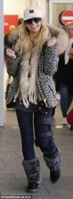 Sarah_Harding_arrived_at_Gatwick_aiport_with_her_leg_in_a_brace_after_being_forced_to_leave_Channel_4_show_04_03_16_28329.jpg