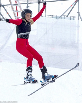 Sarah_Harding2C_pictured_here_at_the_start_of_the_month2C_has_become_the_latest_star_to_leave_The_Jump_due_to_injury_26_02_16_28429.jpg