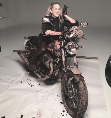 Sarah_Harding_on_the_Blu_ecig_set_08_04_16_28129.jpg