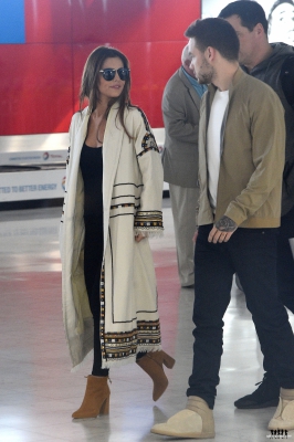 Cheryl_and_Liam_Arriving_at_Airport_in_Paris_09_05_16_2810929.jpg