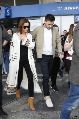 Cheryl_and_Liam_Arriving_at_Airport_in_Paris_09_05_16_2812329.jpg