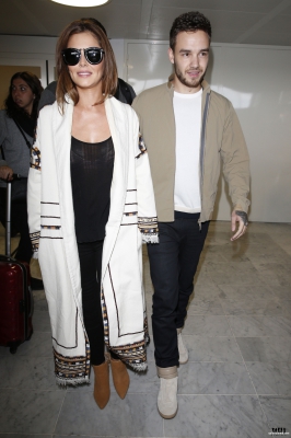 Cheryl_and_Liam_Arriving_at_Airport_in_Paris_09_05_16_2812729.jpg