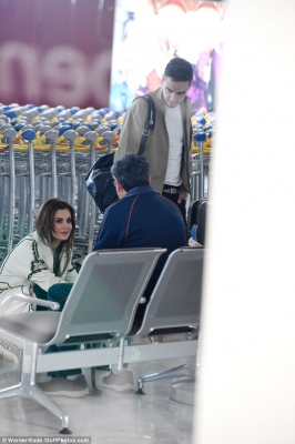 Cheryl_and_Liam_Arriving_at_Airport_in_Paris_09_05_16_282529.jpg