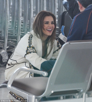 Cheryl_and_Liam_Arriving_at_Airport_in_Paris_09_05_16_282629.jpg