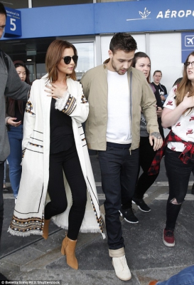 Cheryl_and_Liam_Arriving_at_Airport_in_Paris_09_05_16_282829.jpg