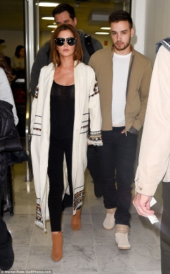 Cheryl_and_Liam_Arriving_at_Airport_in_Paris_09_05_16_282929.jpg