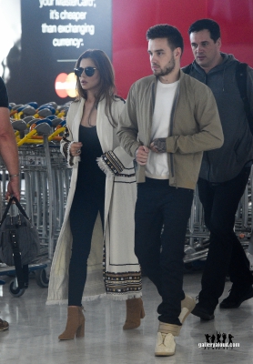 Cheryl_and_Liam_Arriving_at_Airport_in_Paris_09_05_16_286029.jpg
