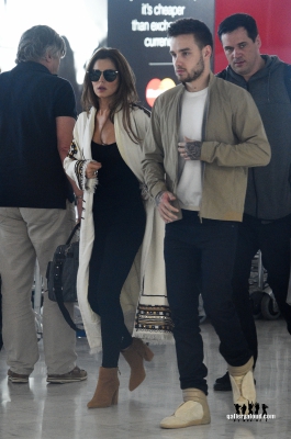 Cheryl_and_Liam_Arriving_at_Airport_in_Paris_09_05_16_286129.jpg