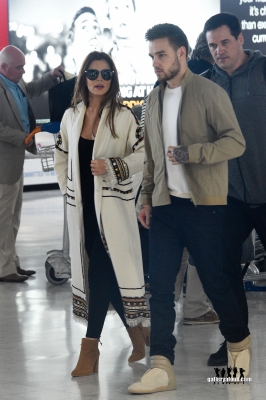 Cheryl_and_Liam_Arriving_at_Airport_in_Paris_09_05_16_286229.jpg