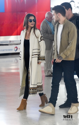 Cheryl_and_Liam_Arriving_at_Airport_in_Paris_09_05_16_286529.jpg