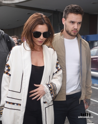 Cheryl_and_Liam_Arriving_at_Airport_in_Paris_09_05_16_286729.jpg