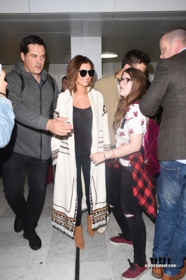 Cheryl_and_Liam_Arriving_at_Airport_in_Paris_09_05_16_286829.jpg