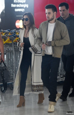 Cheryl_and_Liam_Arriving_at_Airport_in_Paris_09_05_16_288429.jpg