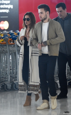 Cheryl_and_Liam_Arriving_at_Airport_in_Paris_09_05_16_289329.jpg