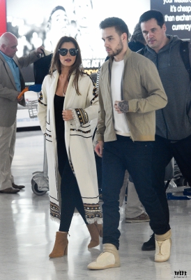 Cheryl_and_Liam_Arriving_at_Airport_in_Paris_09_05_16_289429.jpg