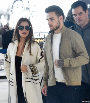 Cheryl_and_Liam_Arriving_at_Airport_in_Paris_09_05_16_289529.jpg