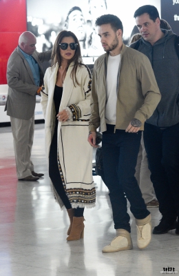 Cheryl_and_Liam_Arriving_at_Airport_in_Paris_09_05_16_289629.jpg