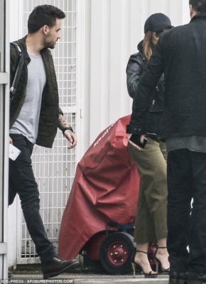 Cheryl_and_Liam_leaving_in_Paris_11_05_16_28329.jpg