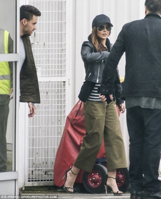 Cheryl_and_Liam_leaving_in_Paris_11_05_16_28529.jpg
