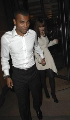 Ashley_Cole_and_Cheryl_Cole_at_Cipriani_in_Mayfair_09_08_07_284729.jpg