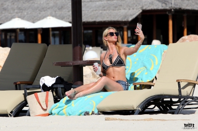 Sarah_at_the_Jumeirah_Beach_Hotel_in_Dubai_18_06_16_28129.jpg