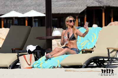 Sarah_at_the_Jumeirah_Beach_Hotel_in_Dubai_18_06_16_281729.jpg
