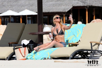 Sarah_at_the_Jumeirah_Beach_Hotel_in_Dubai_18_06_16_281829.jpg