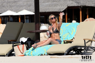 Sarah_at_the_Jumeirah_Beach_Hotel_in_Dubai_18_06_16_28329.jpg