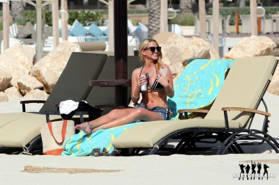 Sarah_at_the_Jumeirah_Beach_Hotel_in_Dubai_18_06_16_283429.jpg