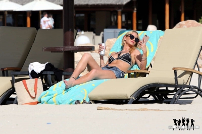 Sarah_at_the_Jumeirah_Beach_Hotel_in_Dubai_18_06_16_28829.jpg