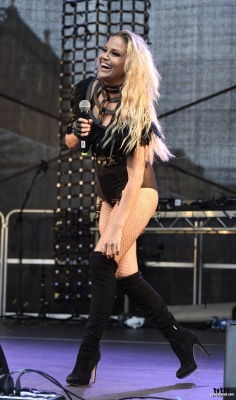 Sarah_performing_at_the_Leeds_Pride_07_08_16_282529.jpg