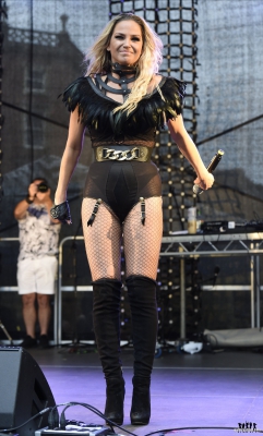 Sarah_performing_at_the_Leeds_Pride_07_08_16_284929.jpg