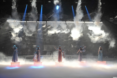 Girls_Aloud_at_Dancing_on_Ice_Performance_150309_13.jpg