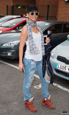 Sarah_arriving_at_the_New_Wimbledon_Theatre_03_09_16_28229.jpg