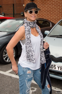 Sarah_arriving_at_the_New_Wimbledon_Theatre_03_09_16_28529.jpg