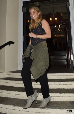 Sarah_leaving_New_Wimbledon_Theatre_01_09_16_282629.JPG