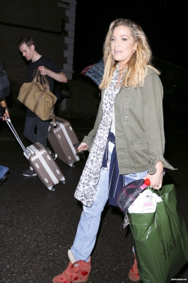 Sarah_leaving_New_Wimbledon_Theatre_03_09_16_281029.jpg