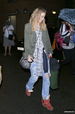 Sarah_leaving_New_Wimbledon_Theatre_03_09_16_281129.jpg
