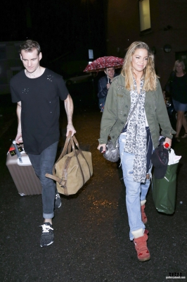 Sarah_leaving_New_Wimbledon_Theatre_03_09_16_281229.jpg