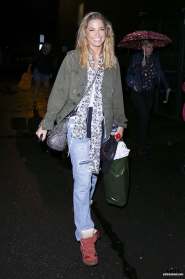Sarah_leaving_New_Wimbledon_Theatre_03_09_16_281729.jpg