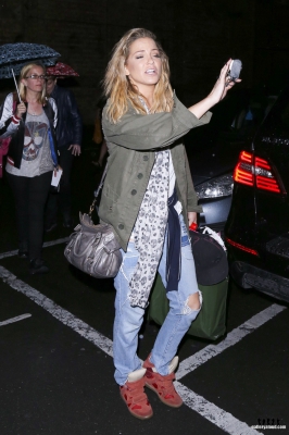 Sarah_leaving_New_Wimbledon_Theatre_03_09_16_281829.jpg